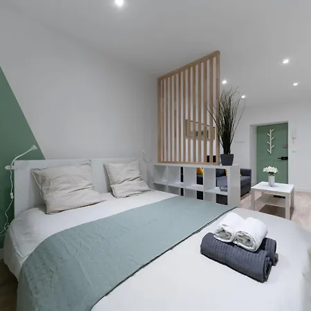 ※perrier Tranche※ Emplacement ⁕ Lägenhet